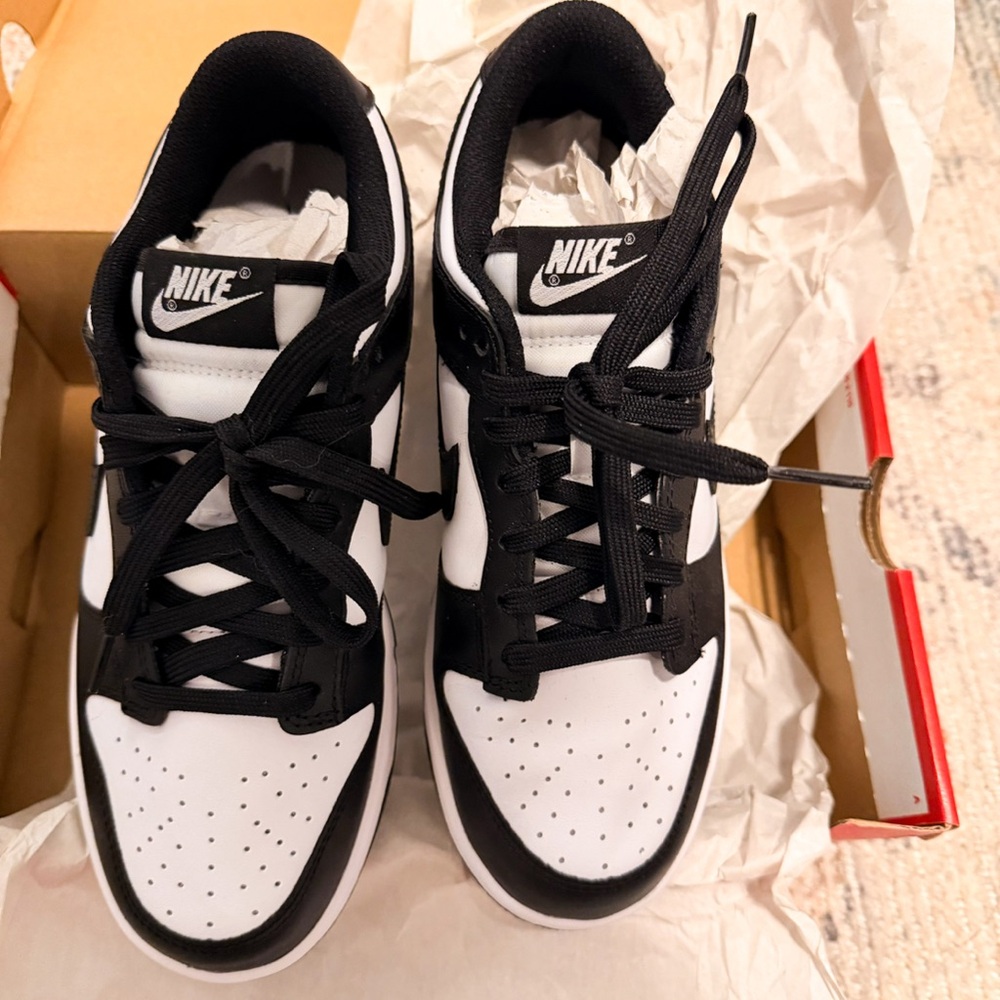 NEW Nike Dunk Low Men 7 Women 8.5 Classic Black and White Sneakers - Picture 2 of 3